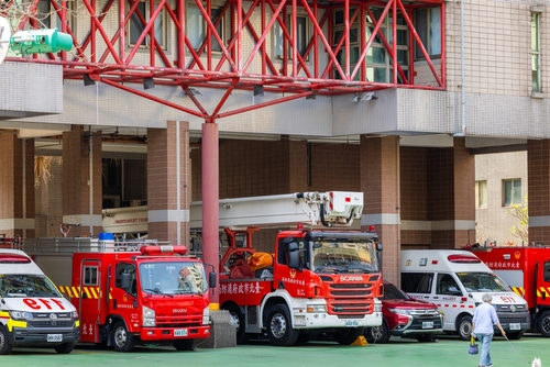  🚒傳統消防設備 vs 智慧化系統：幼獅分隊廳舍救災效率大比拼 