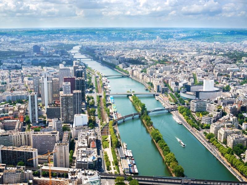 📊2025台灣房市風向球:蛋白區挑戰、豪宅抗跌與商用崛起大解析