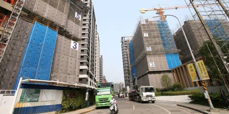 2025年預售市場:低利率促使房價飆升 vs 銀行收緊政策降溫,哪種趨勢更具持久性?