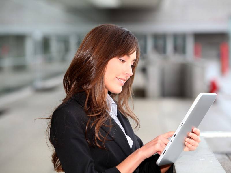 AI 殺進職場，飯碗誰說了算？勞動部「AI 指引」年中上路：如何定義時代下的『人為決策』溫度