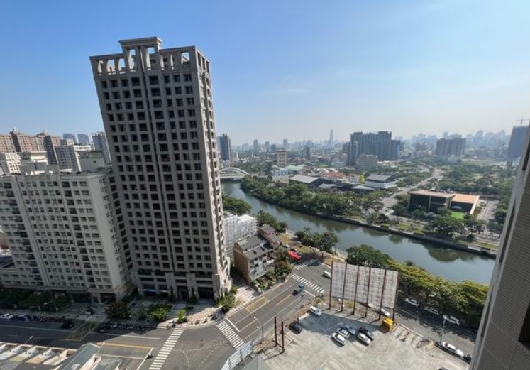 高雄房市太瘋狂!預售屋一戶難求,抽籤排隊潮再現,網友:根本買不到