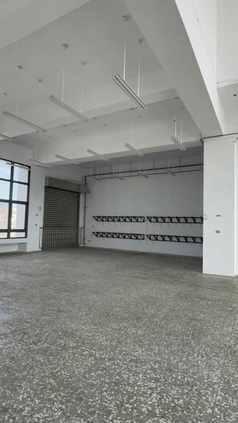 新莊新穎挑高分租廠房出租，新莊區建國一路附近廠房出租